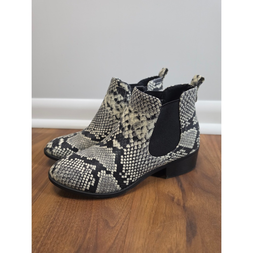 Excellent City Classified Ankle Boots 8 Grey Snakeskin Print Chelsea Booties